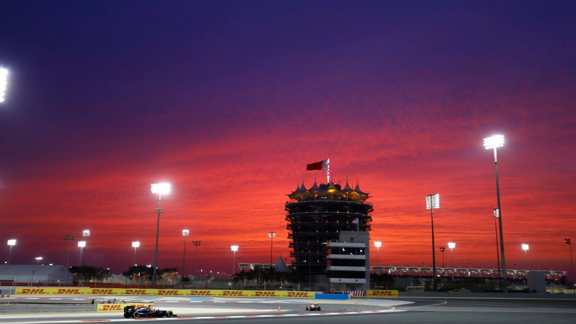 Il circuito di Sakhir illuminato dai riflettori notturni