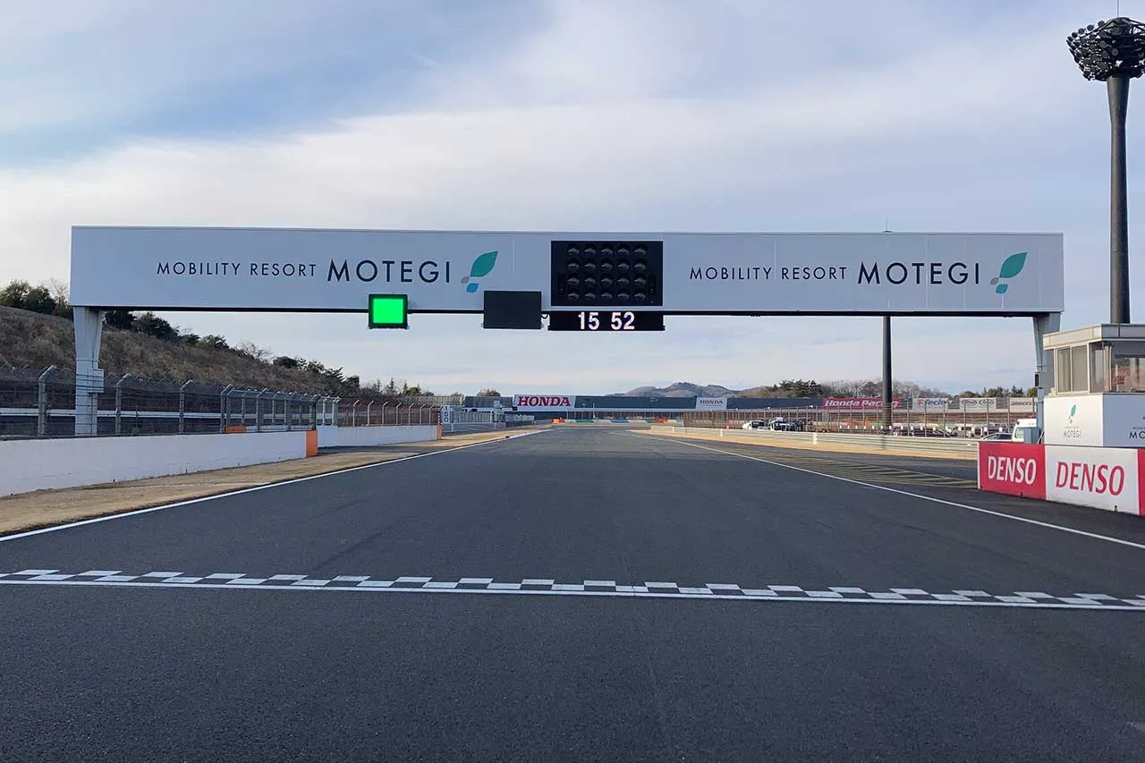 Piloti in piega sul tracciato stradale di Motegi