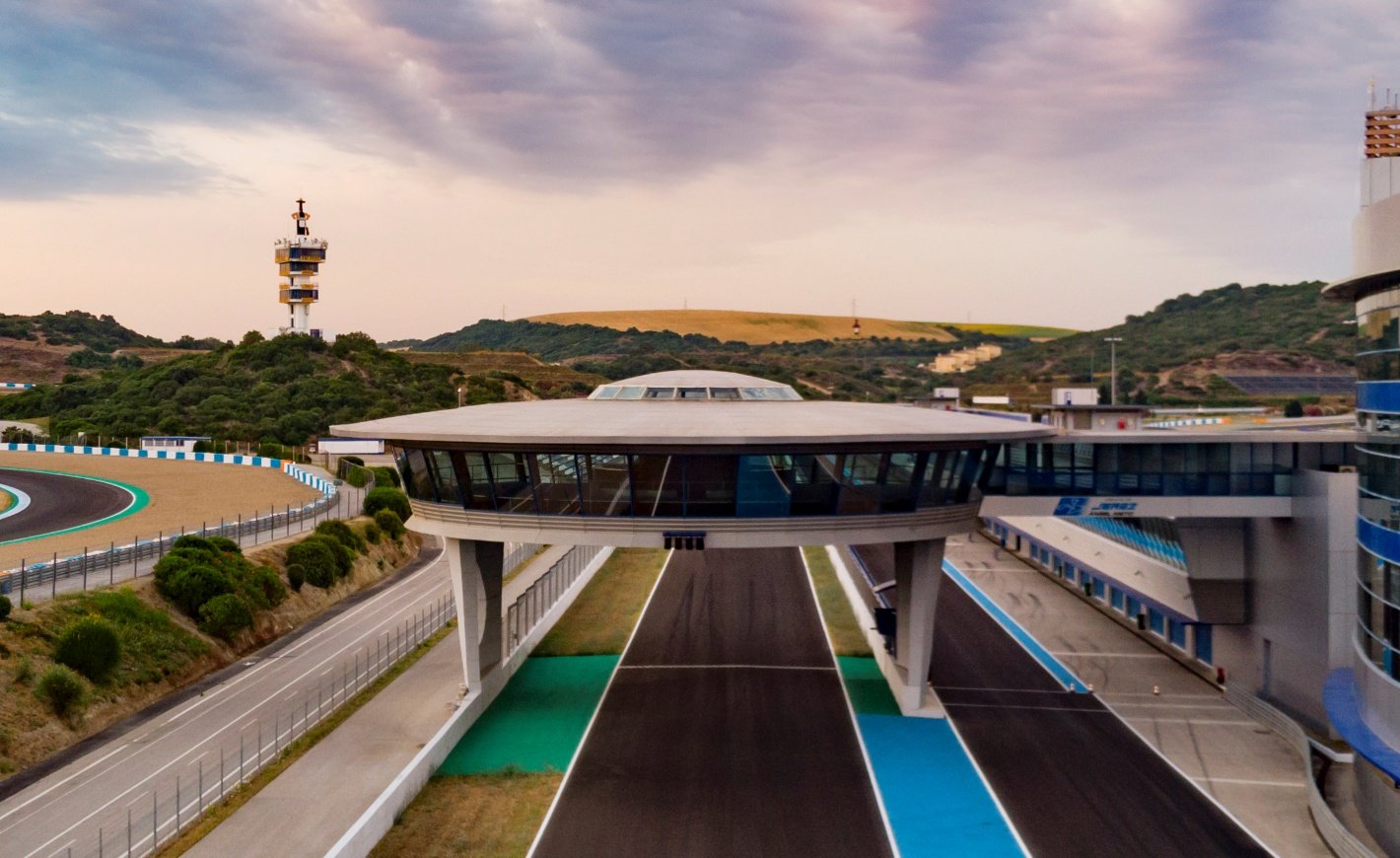 I piloti lottano per la traiettoria ottimale sulle curve del circuito di Jerez