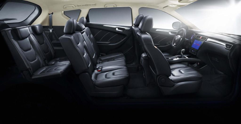 TEST DRIVE DFSK GLORY 580 GPL: IL SUV CINESE A 7 POSTI CHE PUNTA SU SPAZIO E RISPARMIO 7 Glory 580 Interior 1 min scaled 1
