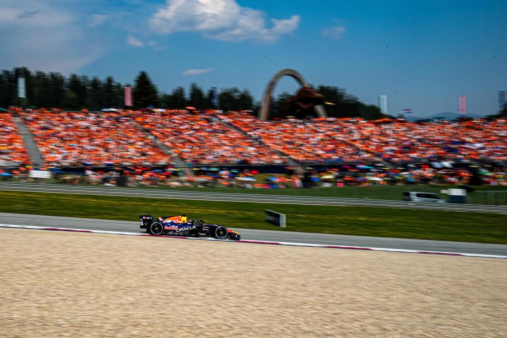 Max Verstappen davanti al suo pubblico. Foto Mazzocco Alessio